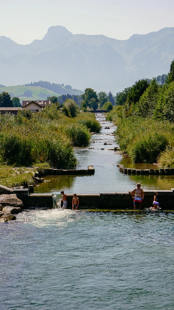 An der malerischen Naturbadestelle Gürbebadi in Mühlethurnen im Naturpark Gantrisch