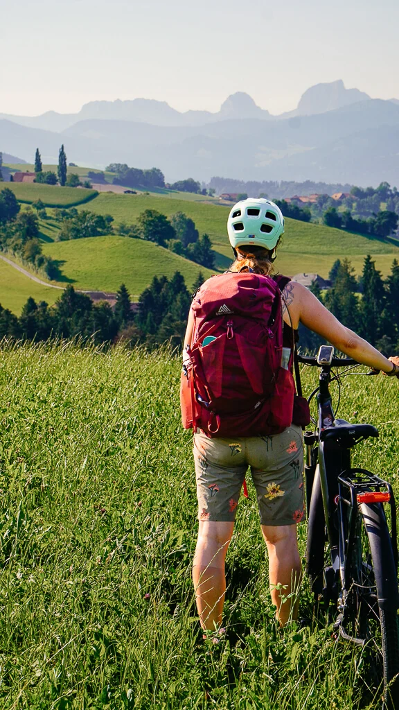 Couchflucht mit E-Bike genießt das Panorama im Naturpark Gantrisch auf der Sagenroute