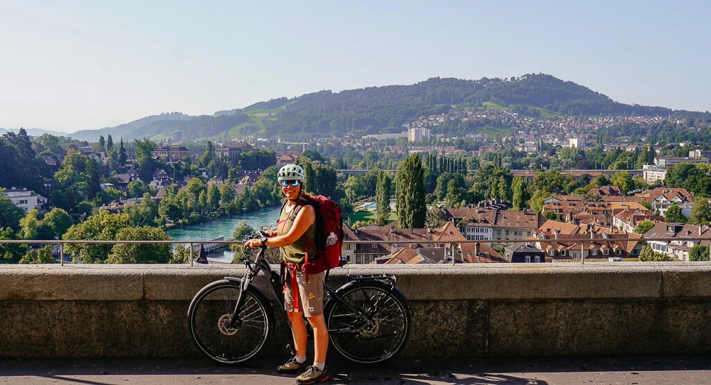 Couchflucht mit E-Bike auf der Terrasse des Bundeshause in Bern