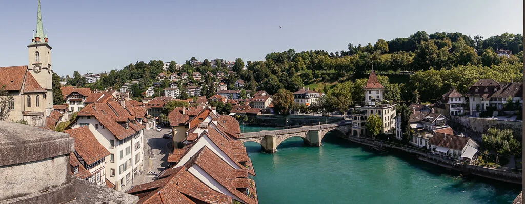 Ausblick von der Nydeggbrücke auf Altstadt und Aare in Bern