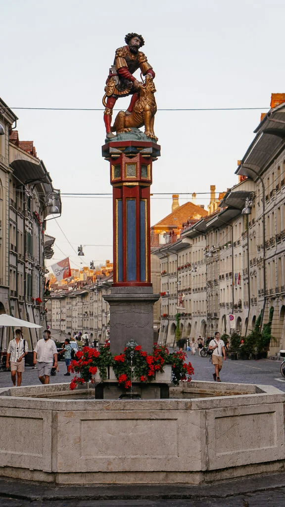 Simsonbrunnen in der Kramgasse in der Altstadt von Bern