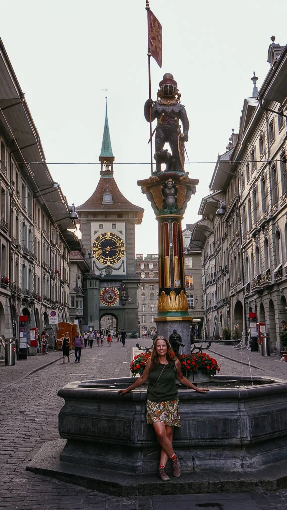 Der berühmte Zähringerbrunnen - Im Hintergrund: Der Uhrenturm Zytglogge in Bern in der Altstadt