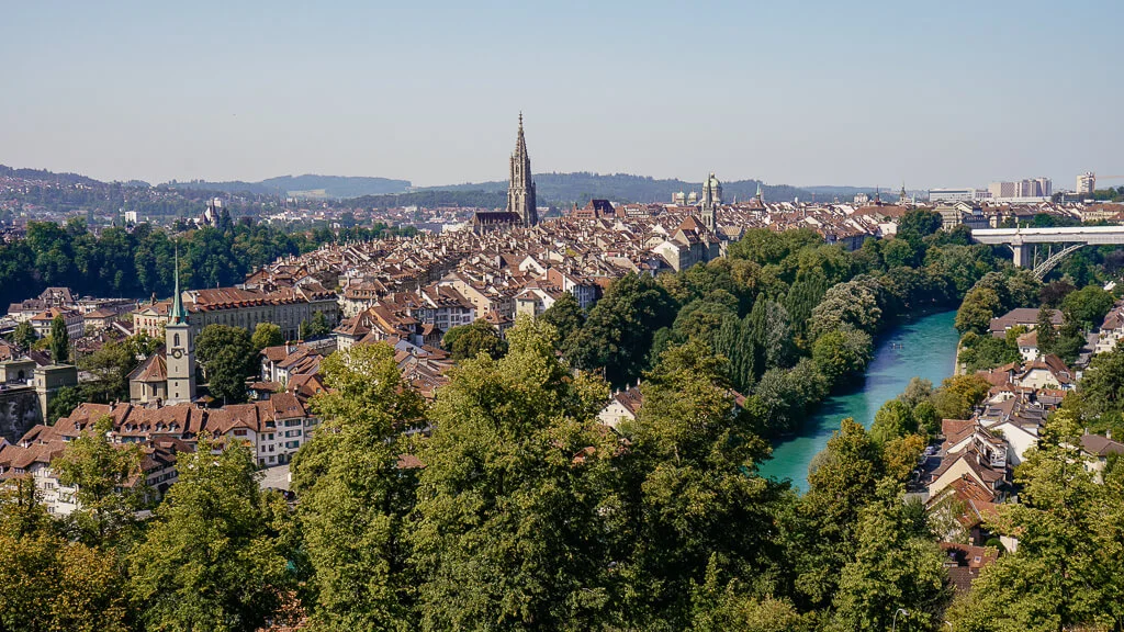 Ausblick vom Rosengarten auf die Altstadt und den Fluss Aare in Bern