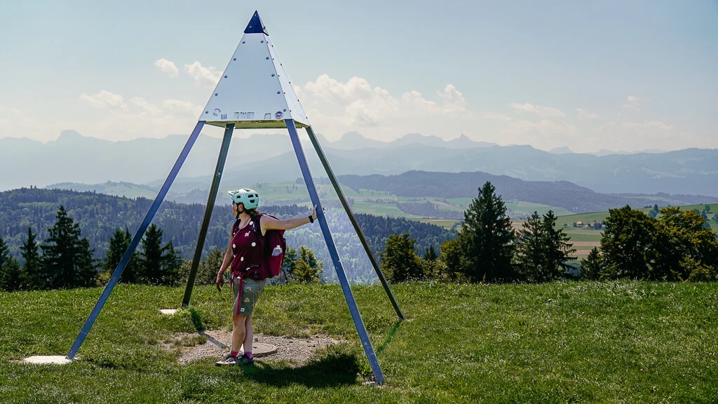 Aussicht auf das Panorama im Naturpark Gantrisch vom Aussichtspunkt auf der Bütschelegg.