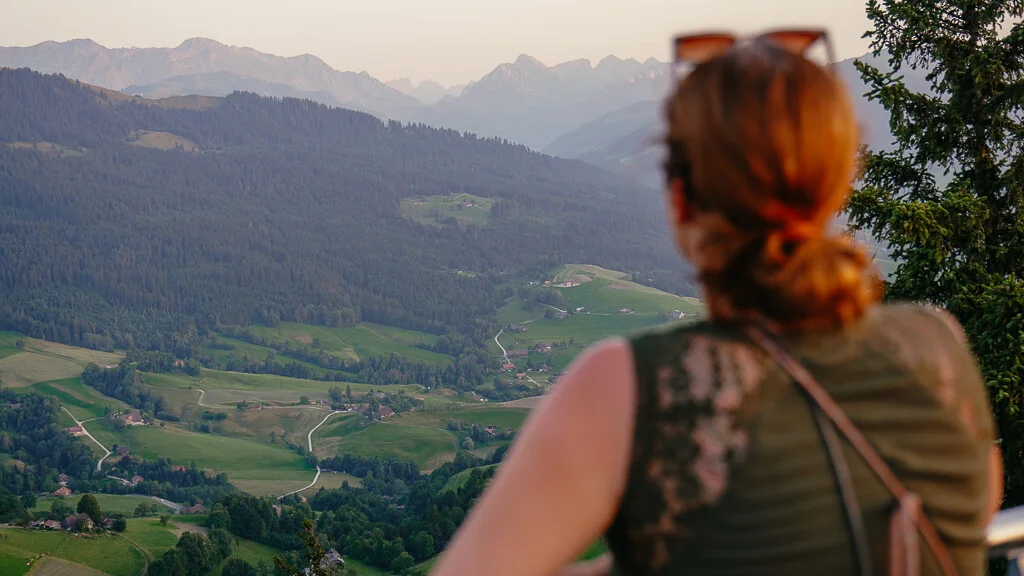 Couchflucht genießt den Ausblick im Naturpark Gantrisch am Guggershörnli