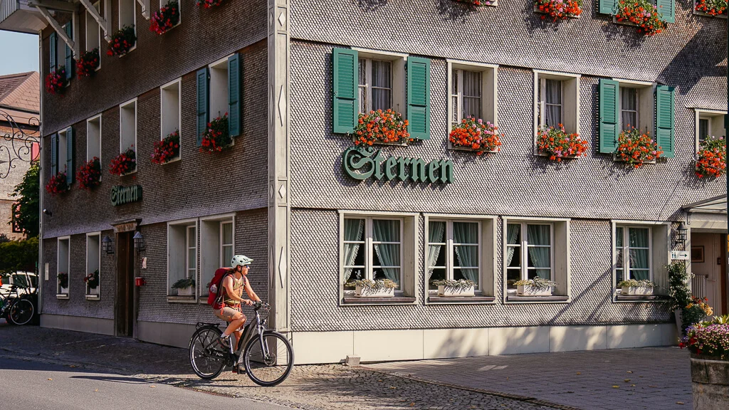 Ankunft am Hotel Sternen Guggisberg nach unserer ersten Tagesetappe auf der Sagenroute mit dem E-Bike durch den Naturpark Gantrisch