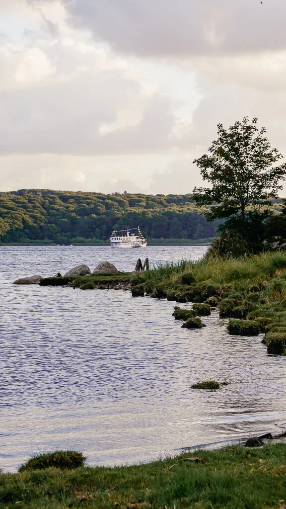 Wandern im Himmerland am Mariagerfjord bei Hobro mit Boot