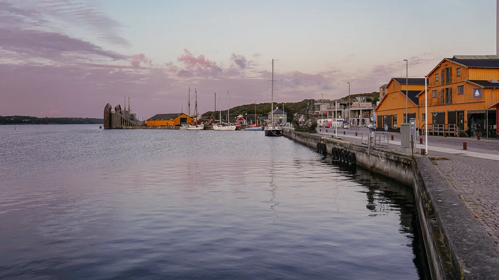 Sanfte Abendstimmung am Kulturkai am Hafen von Hobro in Himmerland, Dänemark