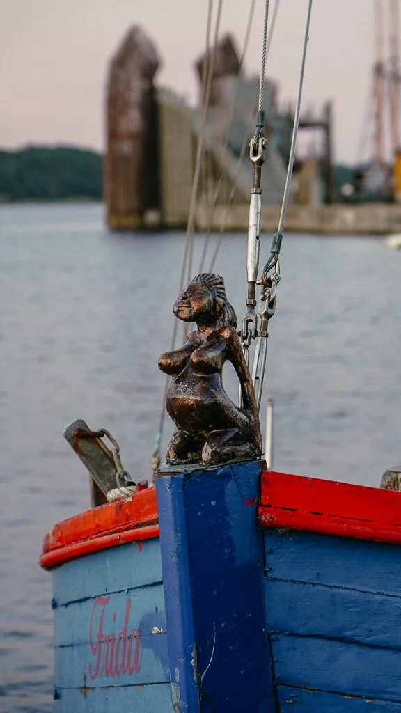 Boot mit alter Statue im Hafen von Hobro in Himmerland, Dänemark