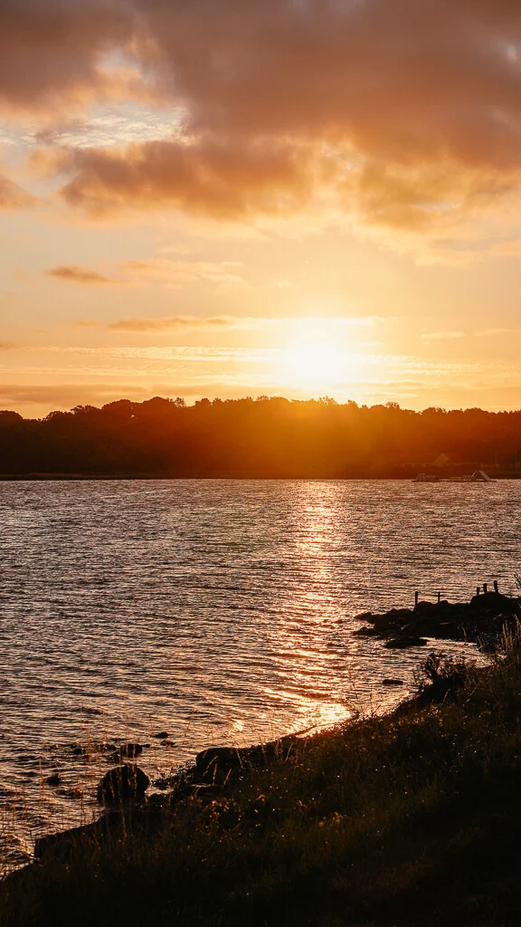 Sonnenuntergang am Mariager Fjord in Himmerland, Dänemark