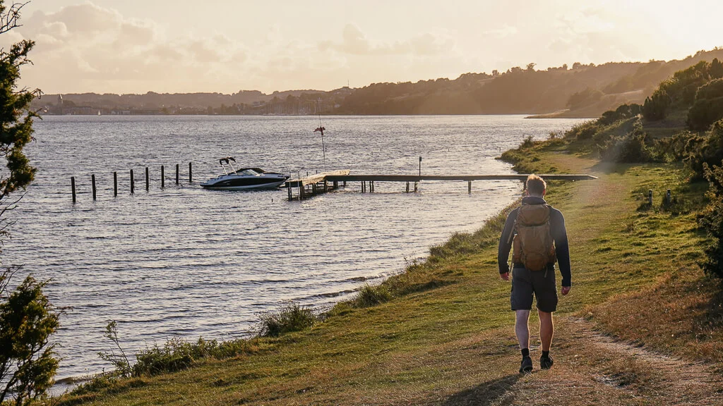 Wandern in Himmerland am Abend auf der Mariager Panoramaroute in Himmerland