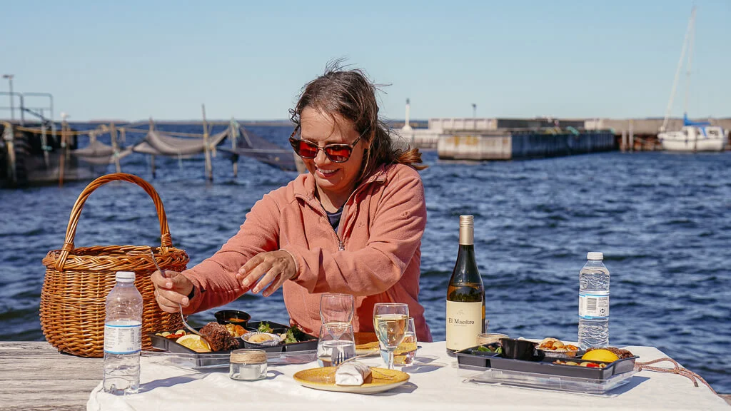 Couchflucht macht ein Picknick am Wasser am Hafen von Hvalpsund in Himmerland.