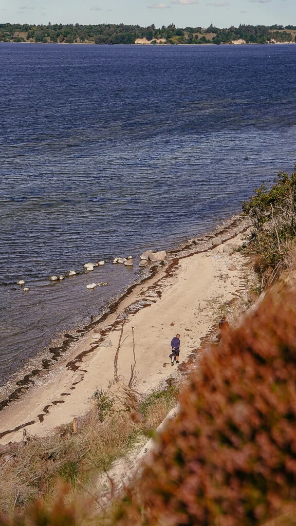 Sandstrand an der Steilküste der Louns Halbinsel in Himmerland, Dänemark