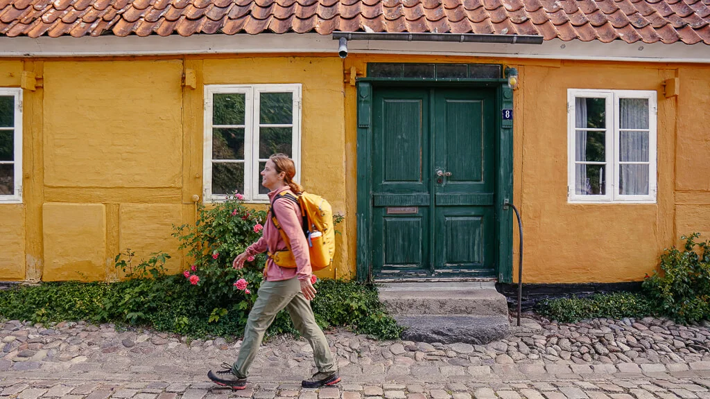 Couchflucht spaziert durch die Altstadt von Mariager in Himmerland