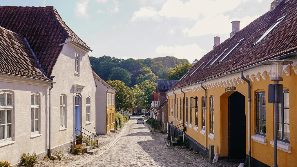 Gasse mit bunten Häuschen im Zentrum von Mariager in Himmerland, Dänemark
