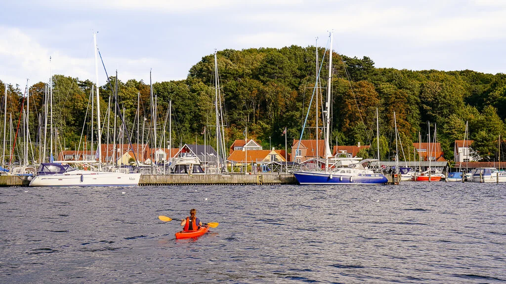 Mit dem Kajak unterwegs auf dem Mariager Fjord in Mariager, Himmerland