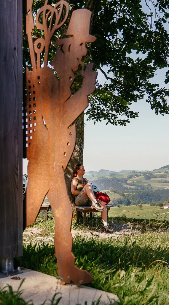 Couchflucht macht eine Pause an der Sagenstation vor der Kirche Rüschegg im Naturpark Gantrisch