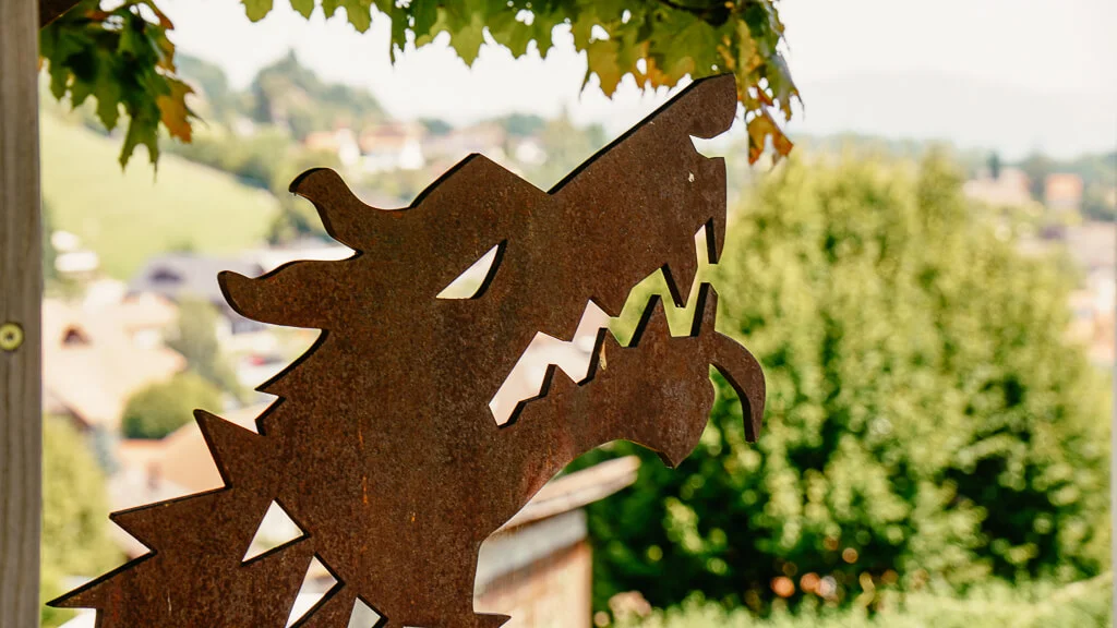 Der Höllenhund des Rabbentalers an der Sagenstation vor dem Schloss Riggisberg