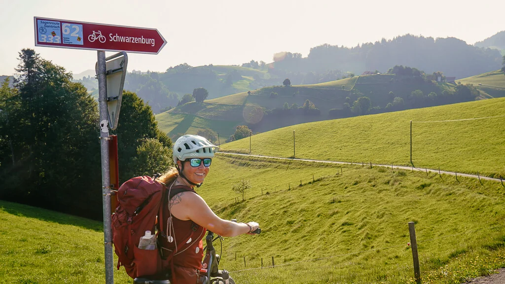 Naturpark Gantrisch - E-Bike Tour auf der Sagenroute - Couchflucht auf dem Fahrradweg nach Schwarzenburg