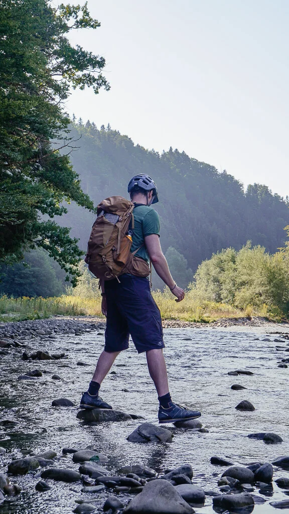 Mann plantscht im Schwarzwasser im Naturpark Gantrisch.