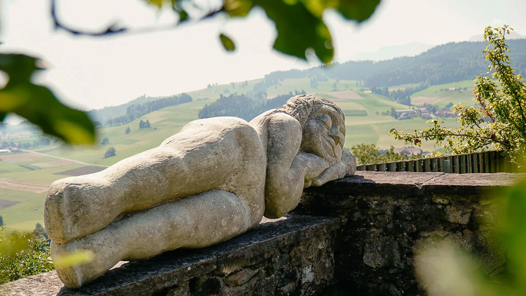 Figur im Garten der Klosterruine Rüeggisberg im Naturpark Gantrisch