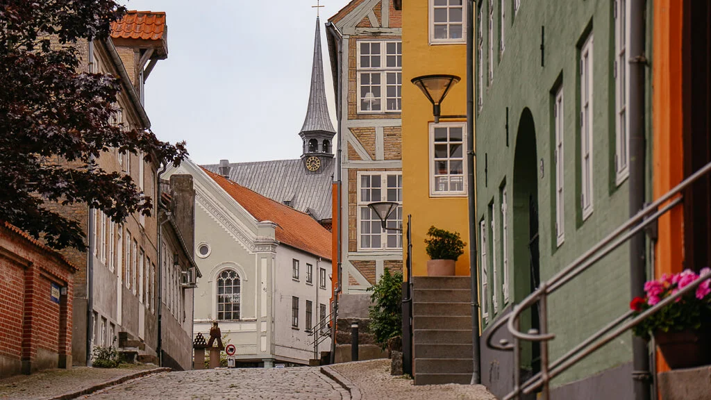 Bunte Hausfassaden in der Altstadt von Haderslev in Südjütland/ Sønderjylland