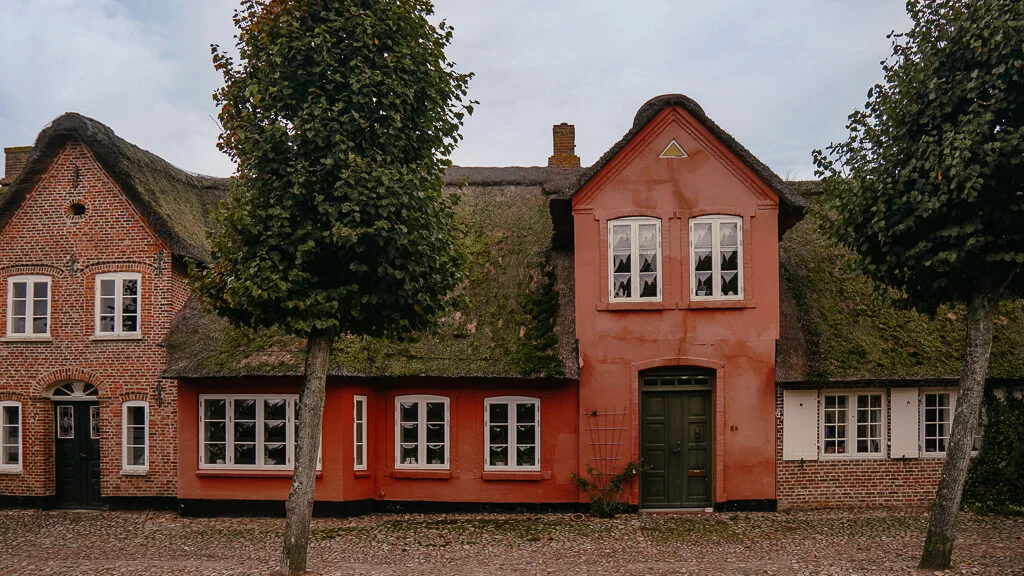 Reetdachhaus in der Straße Slotsgade in Møgeltønder in Südjütland