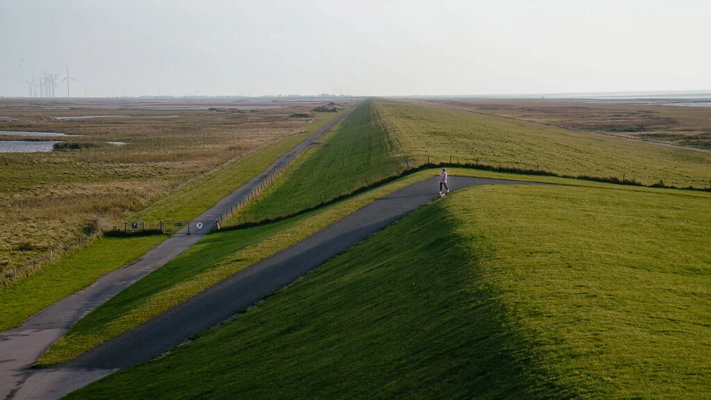 Deich auf dem Marskstien bei Højer in der Tøndermarsch von Südjütland