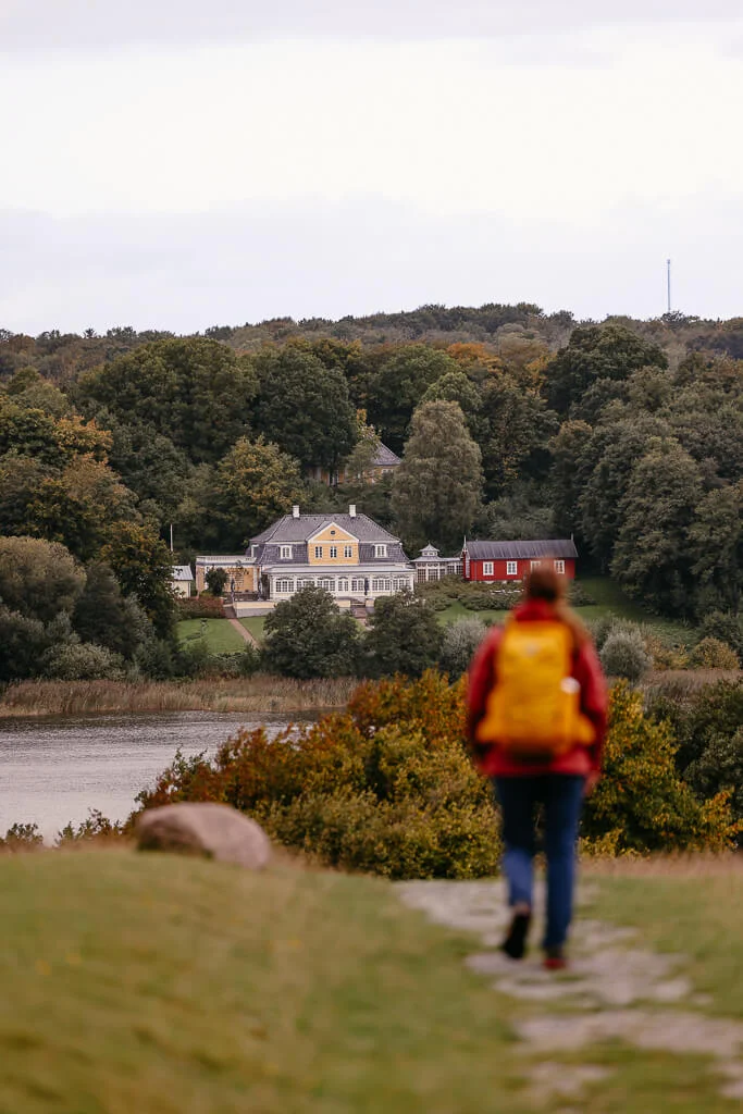 Wandern in Südjütland/ Sønderjylland am Haderslev Dam mit Blick auf das Restaurant Damene