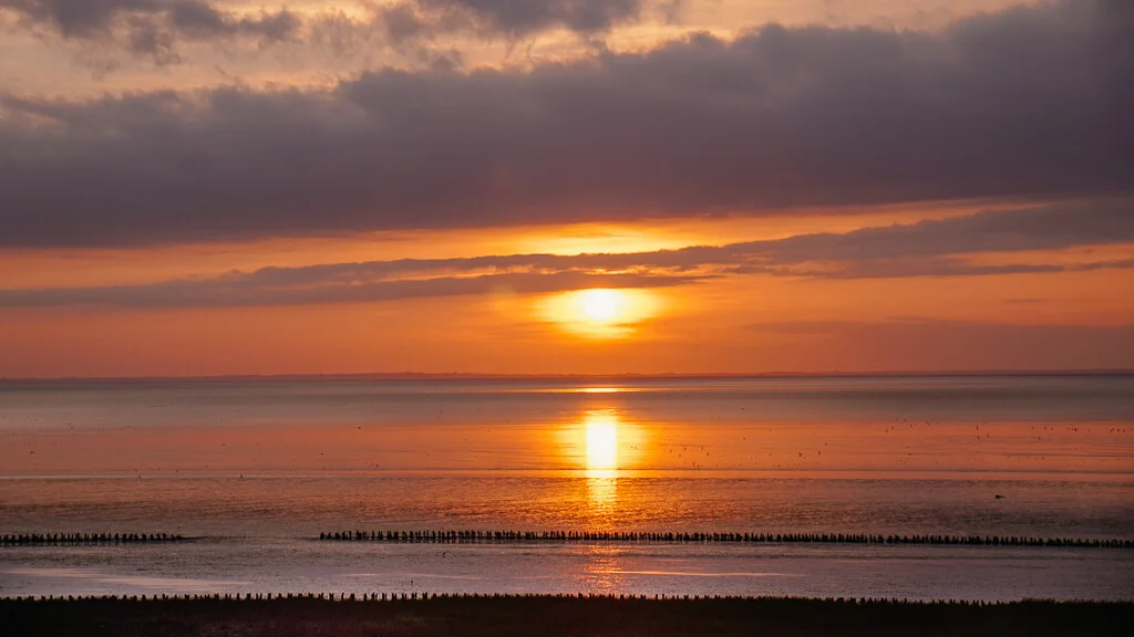 Sonnenuntergang im Wattenmeer an der Schleuse von Højer auf dem Wanderweg Marskstien in Südjütland