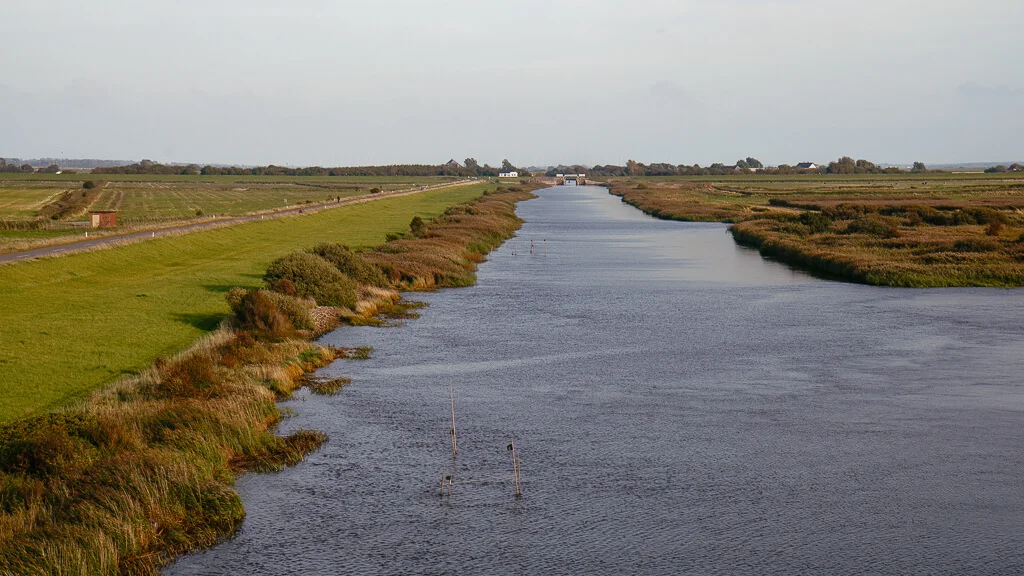 Wandern in Südjütland/ Sønderjylland auf dem Marskstien durch die Marschlandschaft der Tøndermarsken