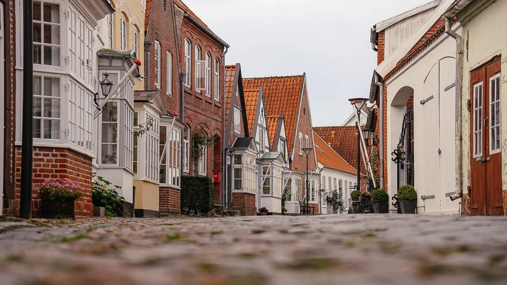 Altstadtgasse Uldgade in der Handelsstadt Tønder in Südjütland/ Sønderjylland