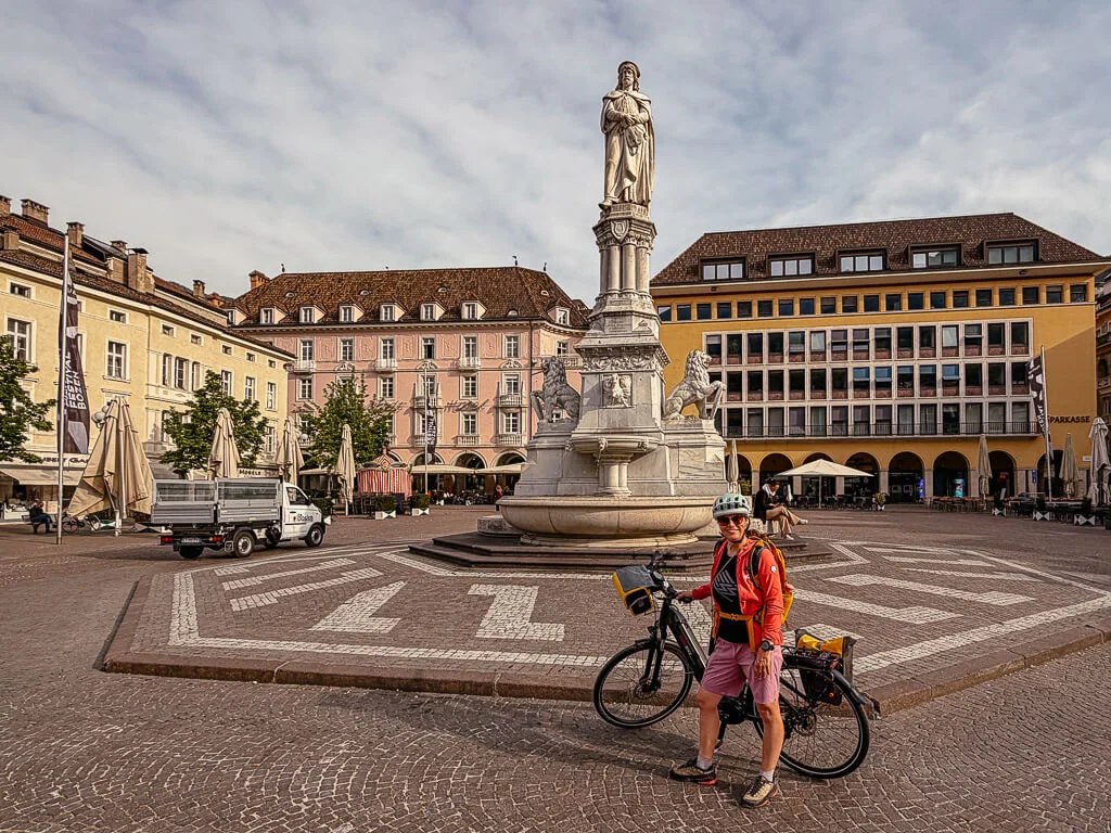 Start der Radreise von Bozen nach Venedig am Waltherplatz in Bozen