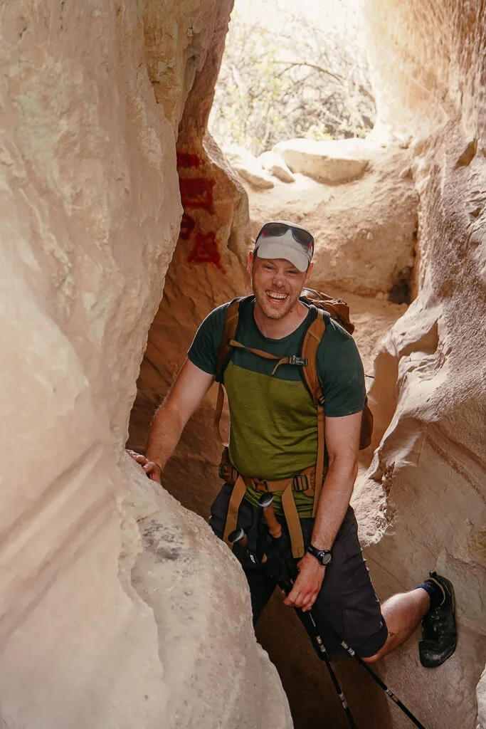 Kappadokien wandern durch eine enge H&ouml;hlenpassage im Red Valley