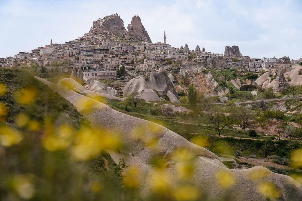 Blick auf Uchisar beim wandern in Kappadokien auf dem Cappadocia Trail