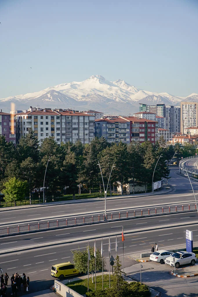 Blick auf den Berg Erciyes genie&szlig;en wir von unserem Zimmer im Ibis Hotel Kayseri in Kappadokien