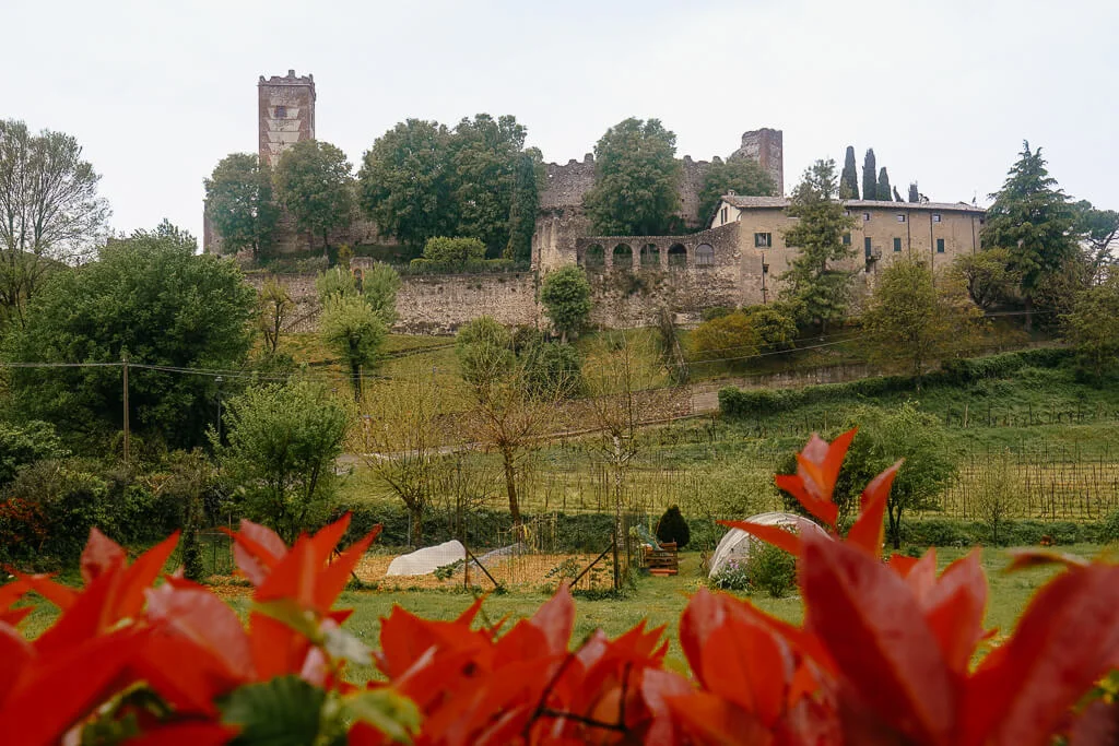 Blick auf die Burg von Ponti sul Mincio w&auml;hrend der Radreise von Bozen nach Venedig
