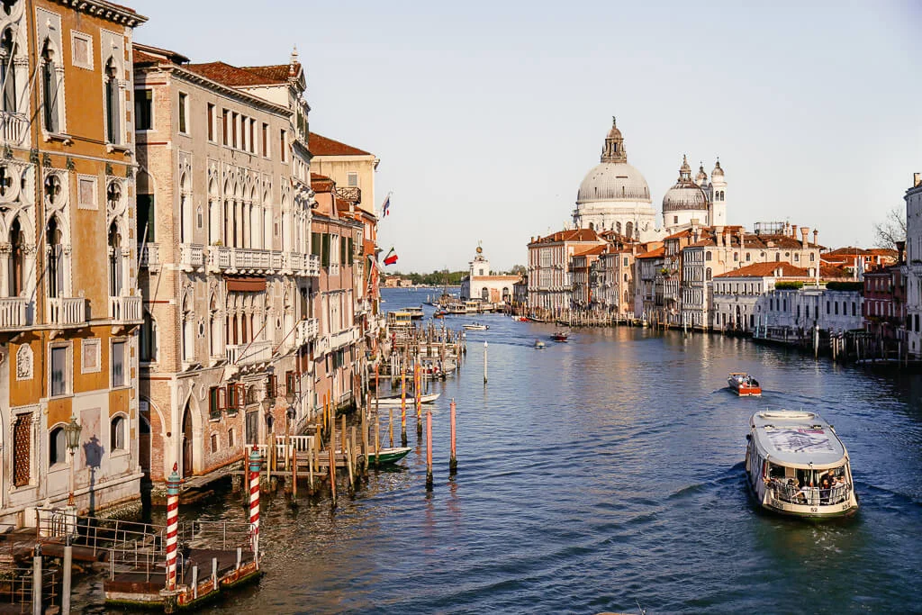 Blick auf den Canal Grande in Venedig von der Br&uuml;cke Ponte dell'Accademia