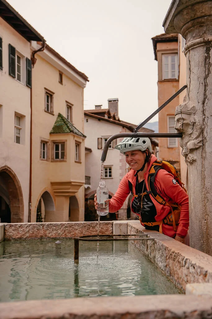Wasser auff&uuml;llen in der schmucken Altstadt von Egna/ Neumarkt