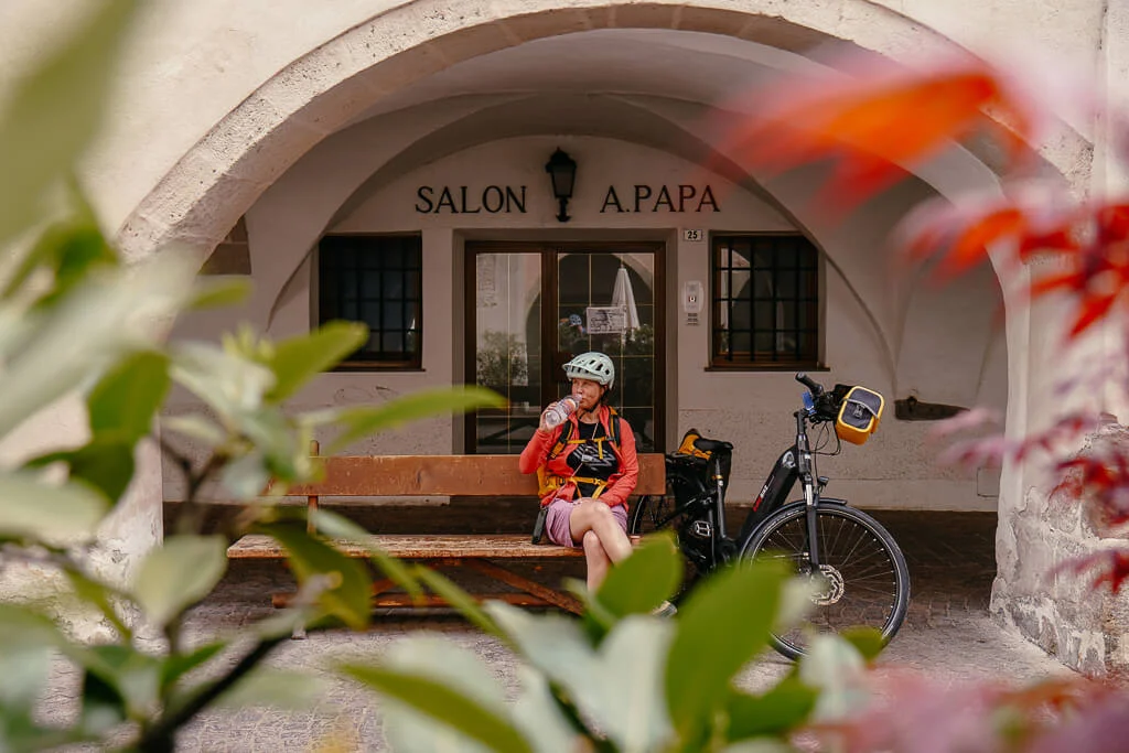 Couchflucht macht Pause w&auml;hrend der Radtour unter den Arkaden von Egna/ Neumarkt