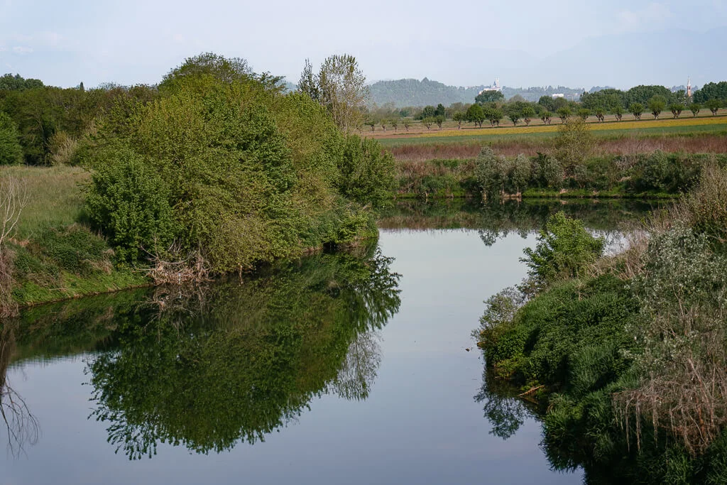 Landschaftsidylle am Fluss Bacchiglione bei der Radreise von Bozen nach Venedig