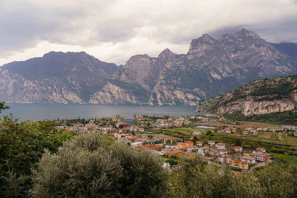 Der spektakul&auml;re Blick auf den Gardasee von der Panoramastra&szlig;e ab Nago-Torbole