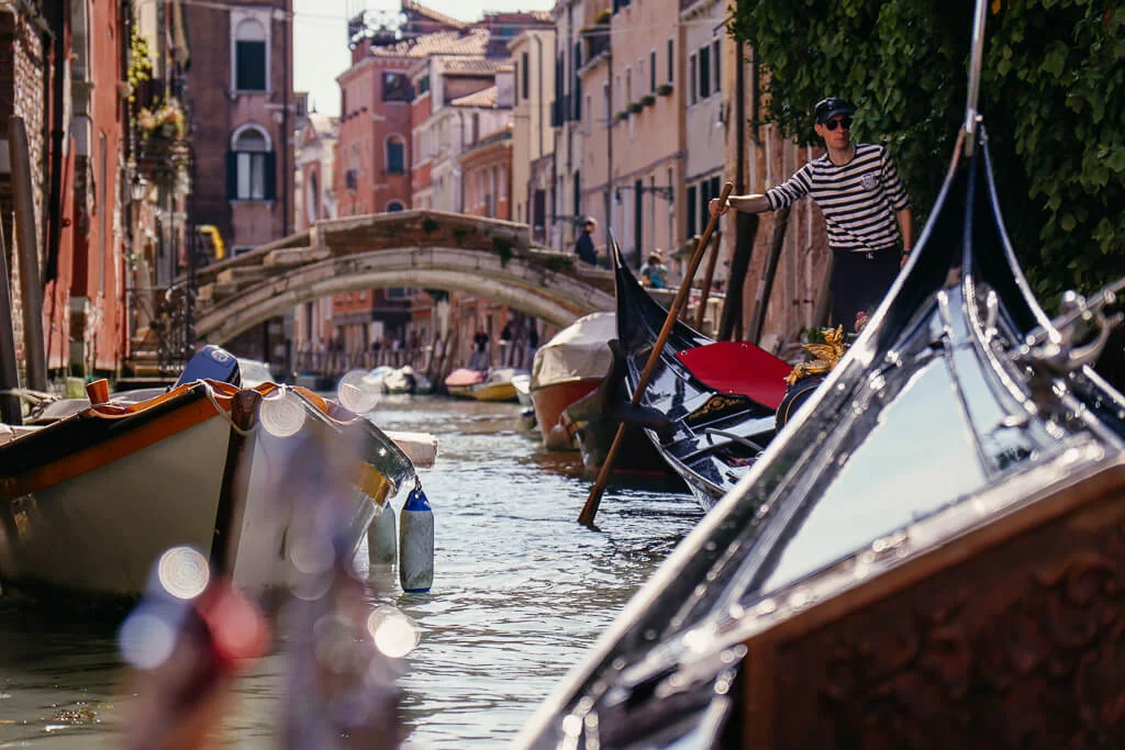 Gondelfahrt durch die ruhigen Seitenkan&auml;le im Stadtviertel Cannaregio in Venedig