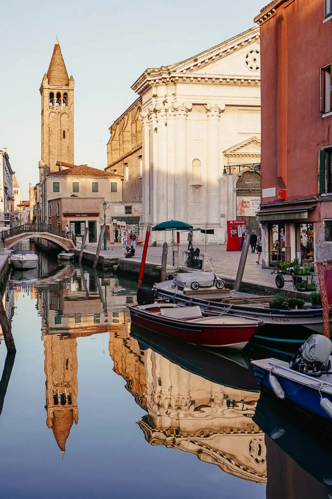 Spiegelung im Kanal in Venedig