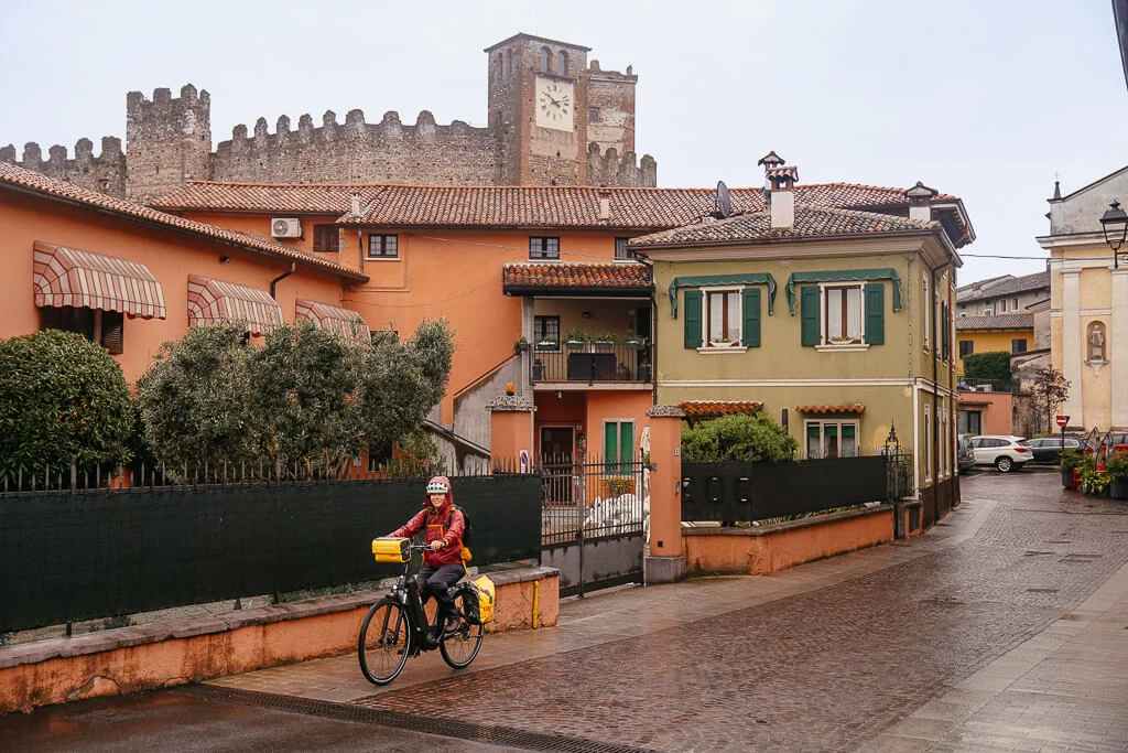 Dorf Ponti sul Mincio mit Burg w&auml;hrend der Eurobike Radreise von Bozen nach Venedig