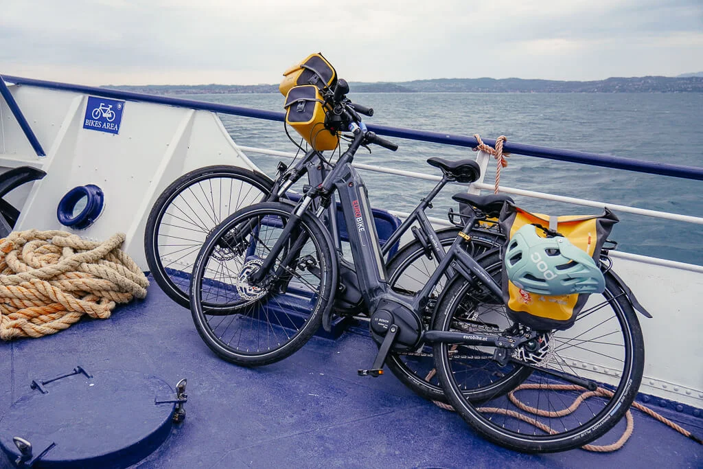 Eurobike Radreise von Bozen nach Venedig - E-Bikes auf dem Boot bei der Gardasee &Uuml;berquerung