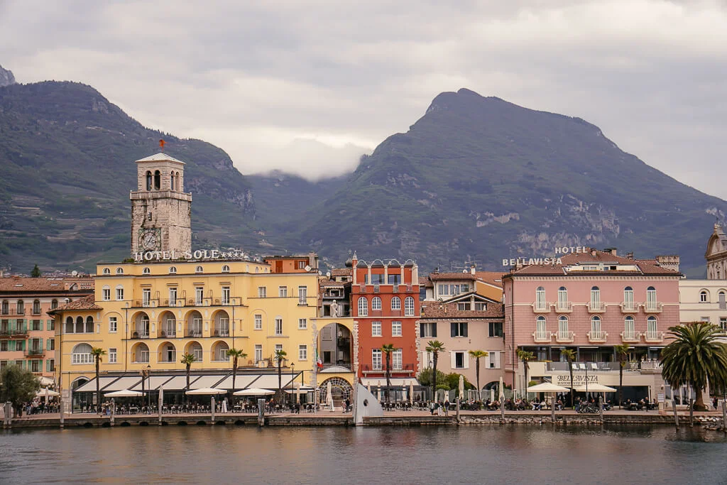 Seeuferpromenade in Riva del Garda am Gardasee
