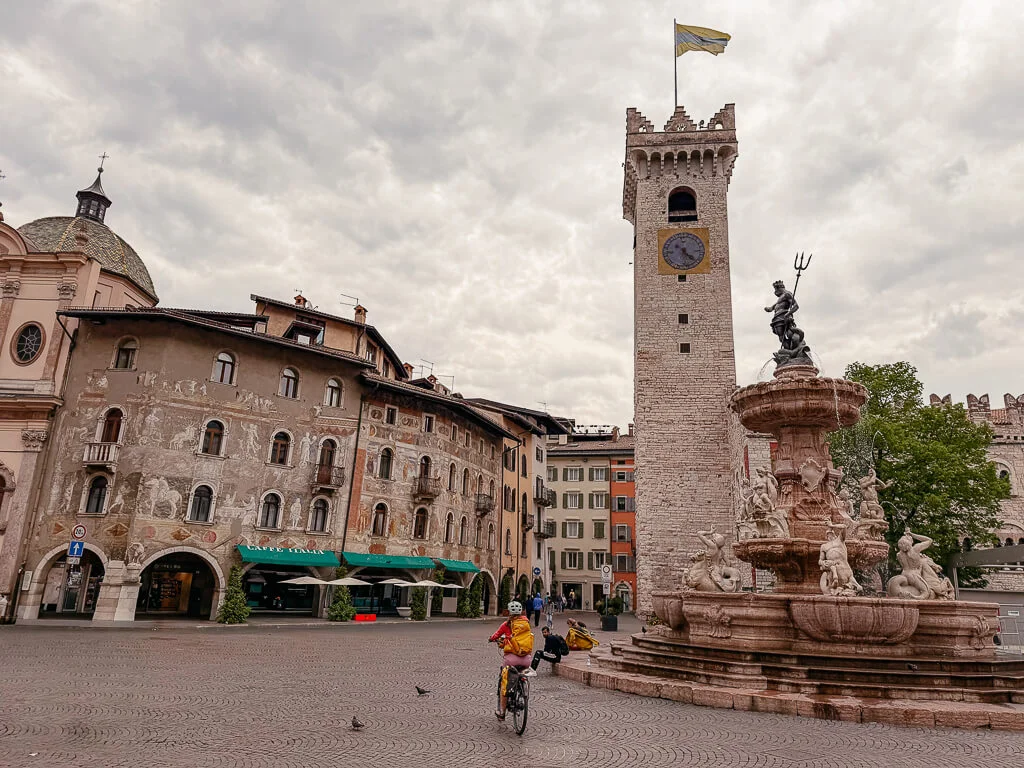 Neptunbrunnen der Piazza Duomo in Trient bei der Eurobike-Radreise von Bozen nach Venedig