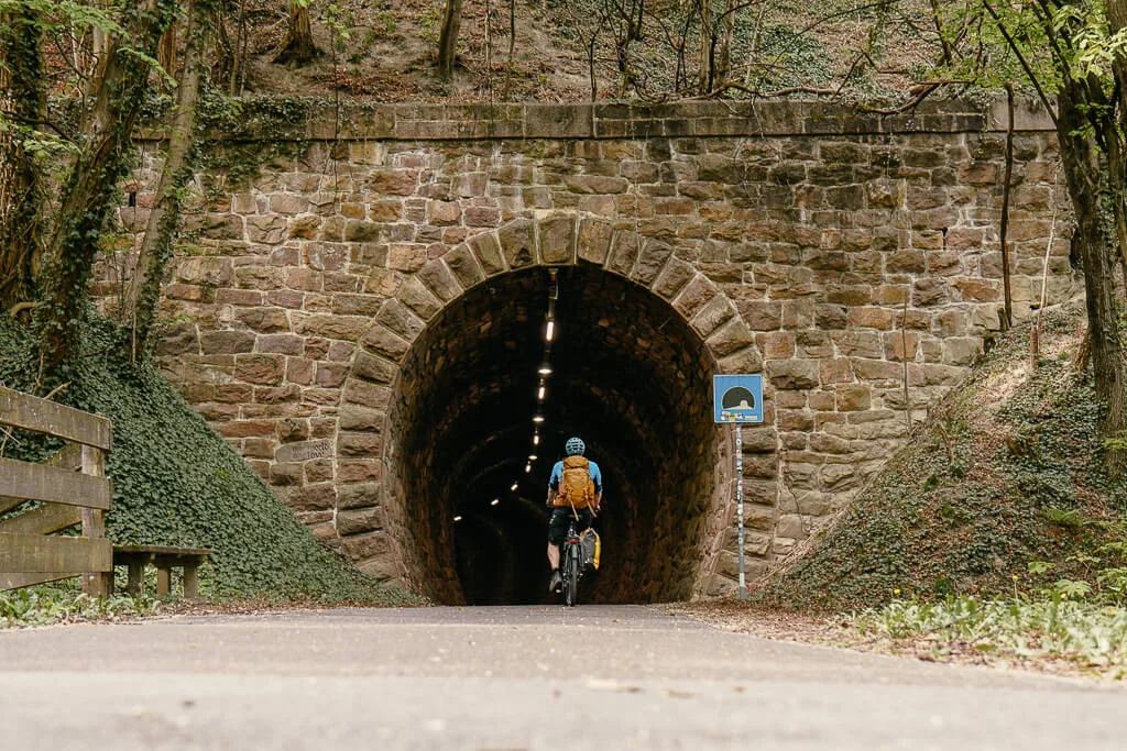 Radfahrer im Tunnel bei Eppan an der Weinstra&szlig;e w&auml;hrend der Eurobike Radreise von Bozen nach Venedig