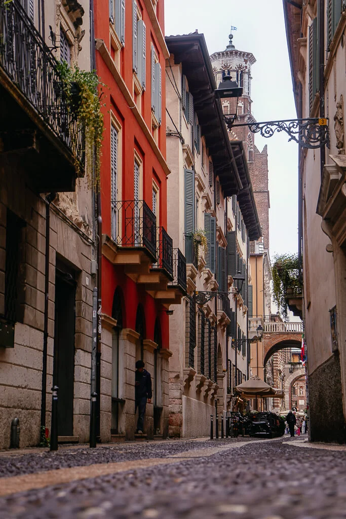 Gasse in der Altstadt von Verona w&auml;hrend der Eurobike-Radreise von Bozen nach Venedig